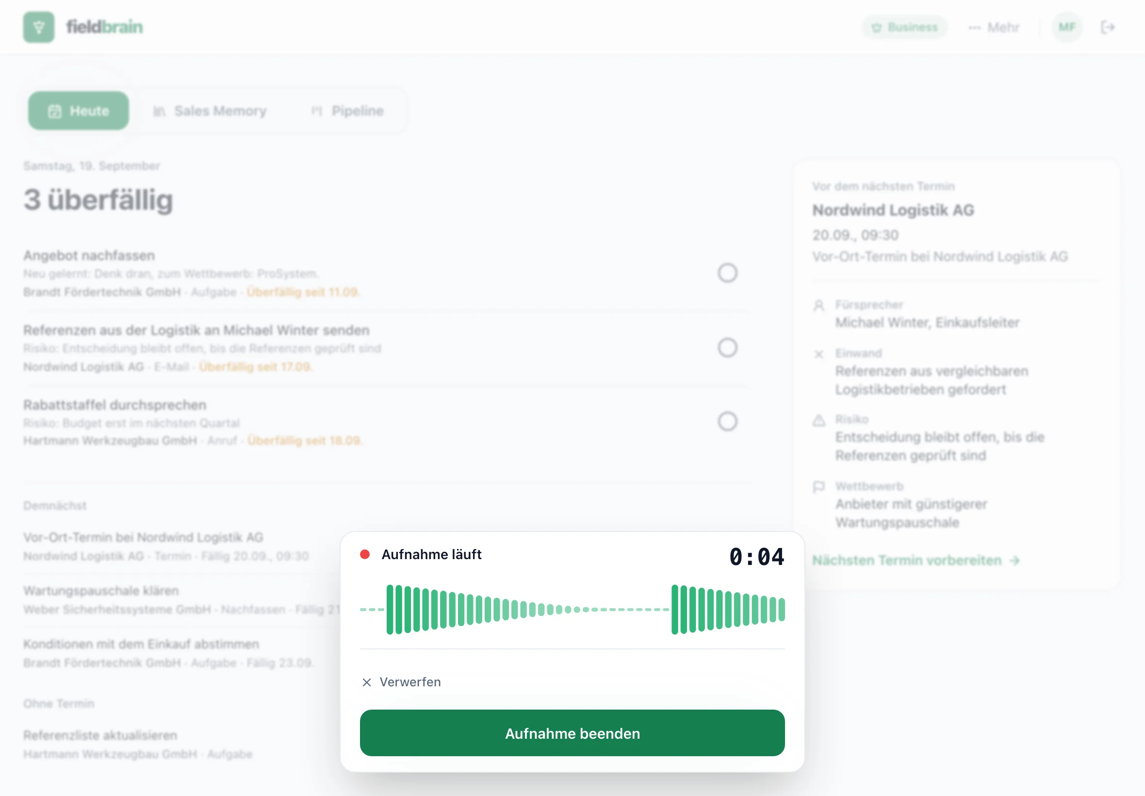 fieldbrain am großen Bildschirm: Die Aufnahme läuft direkt über der Heute-Ansicht mit den offenen Aufgaben und der Vorbereitung auf den nächsten Termin